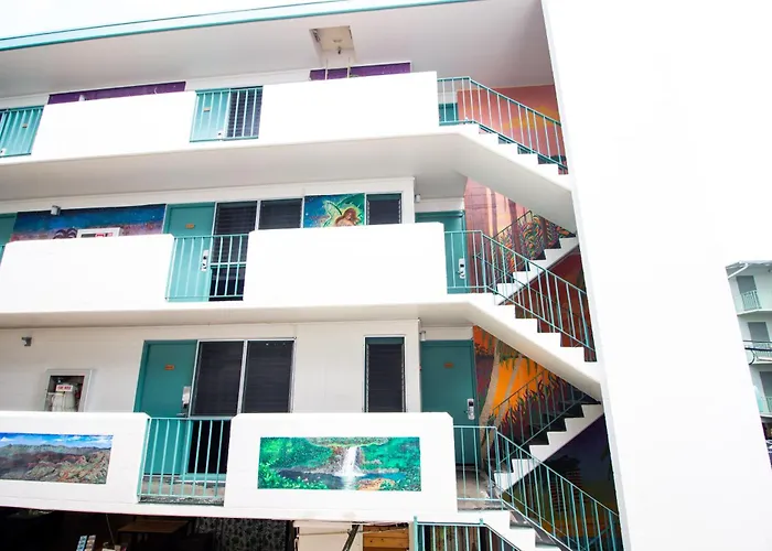 Waikiki BeachsideHostel